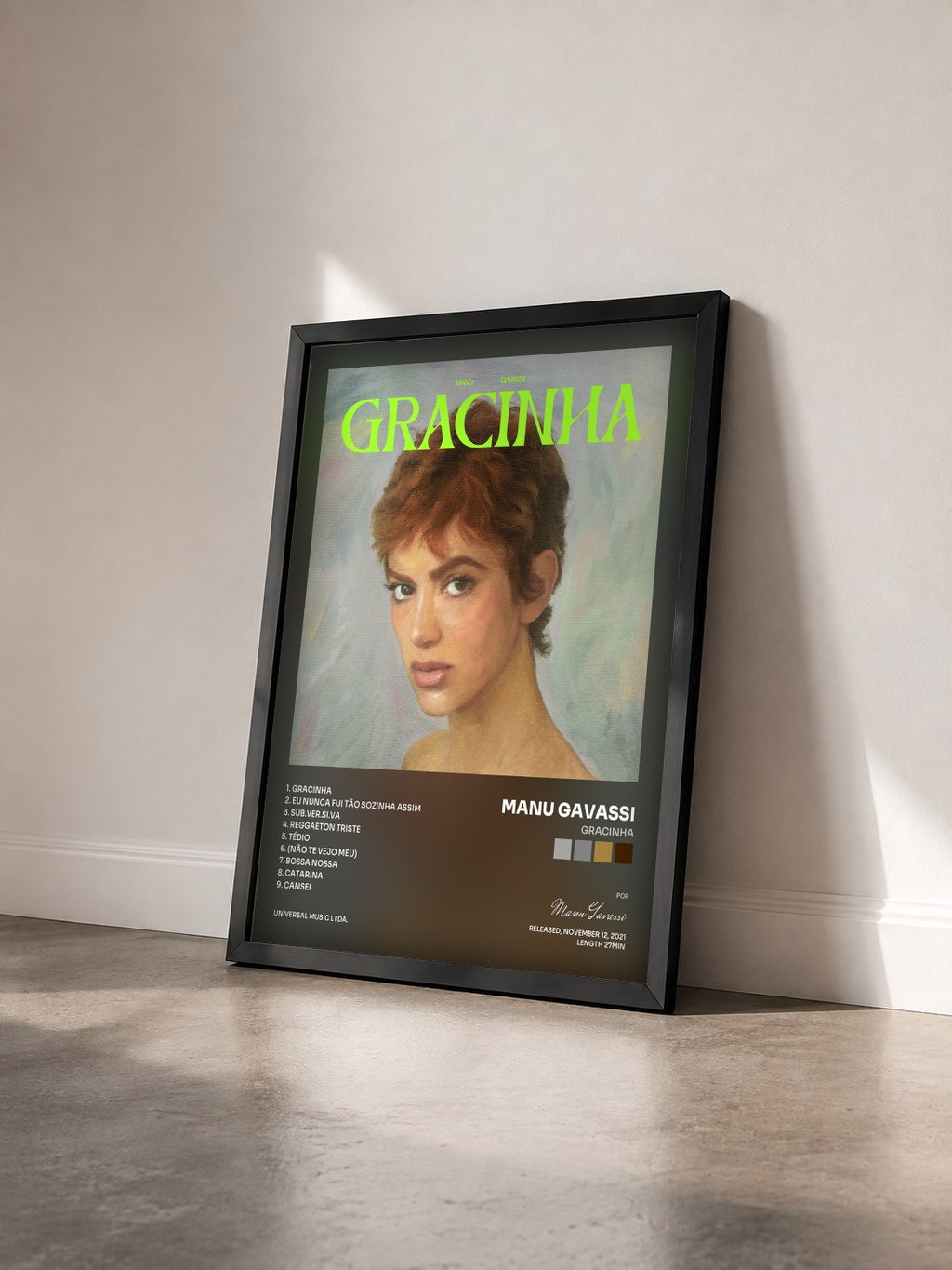 #noir GRACINHA von Manu Gavassi als gerahmter Kunstdruck von schräg gesehen, schwarzer Rahmen