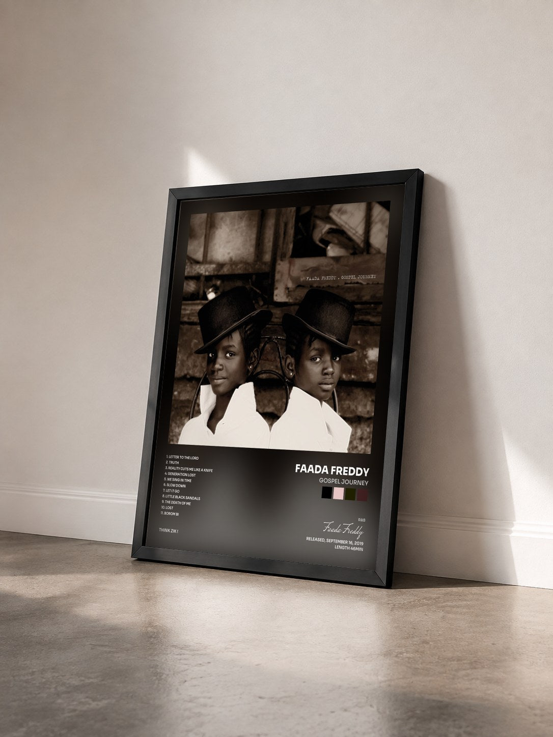 #noir Tableau de l'album Gospel Journey de Faada Freddy vu de trois quarts, cadre noir