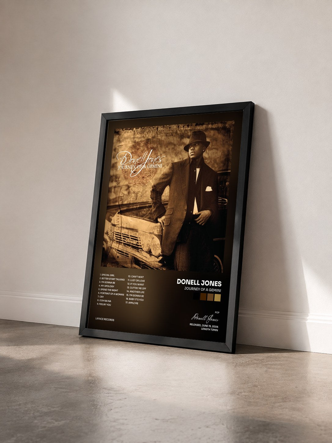 #noir Tableau de l'album Journey Of A Gemini de Donell Jones vu de trois quarts, cadre noir