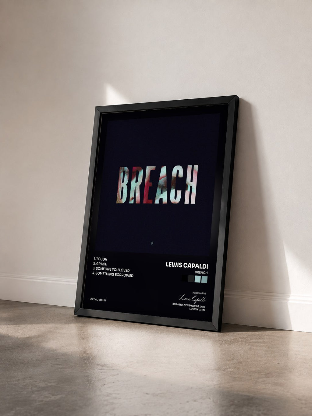 #noir Breach di Lewis Capaldi in stampa incorniciata vista di tre quarti, cornice nera