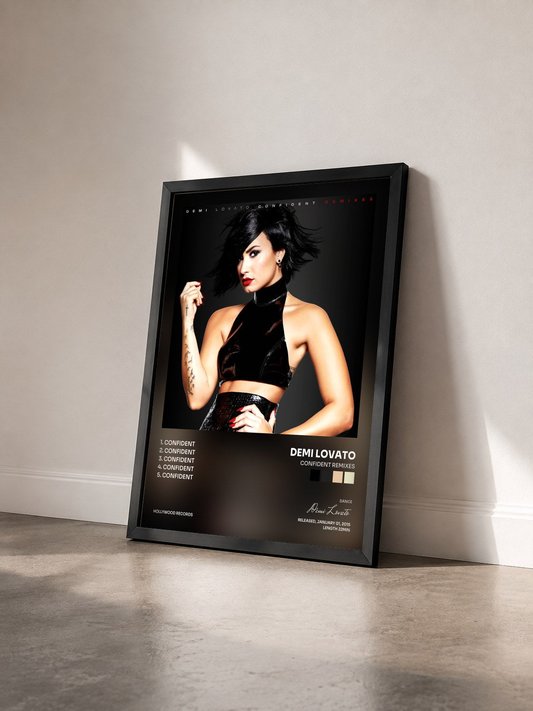#noir Tableau de l'album Confident Remixes de Demi Lovato vu de trois quarts, cadre noir