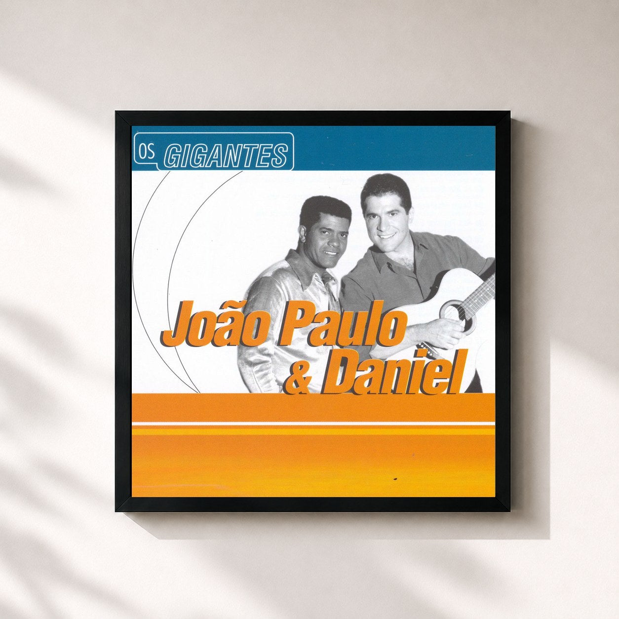 #noir Tableau carré de l'album Gigantes de João Paulo & Daniel, cadre noir 32x32 cm