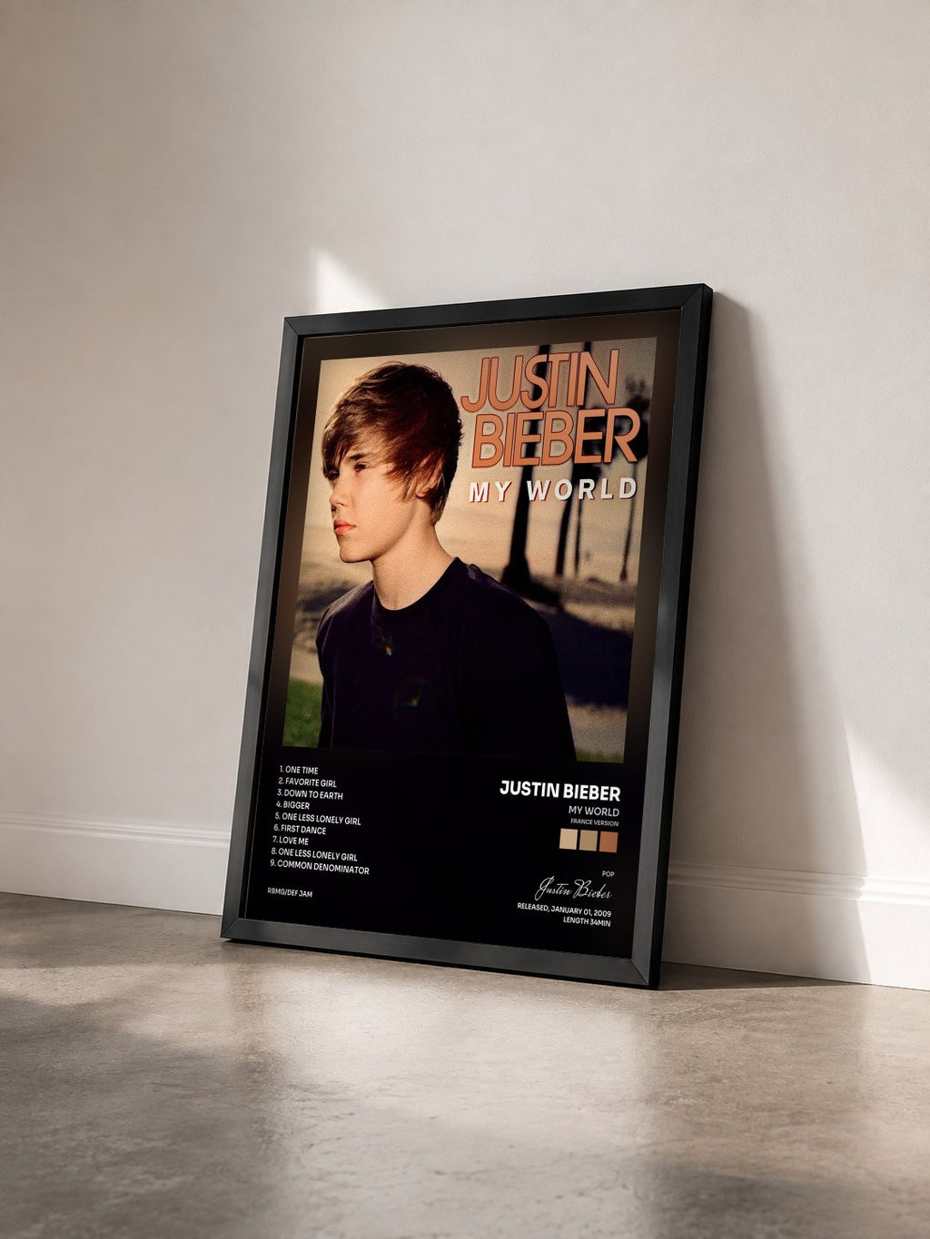 #noir Tableau de l'album My World (France Version) de Justin Bieber vu de trois quarts, cadre noir