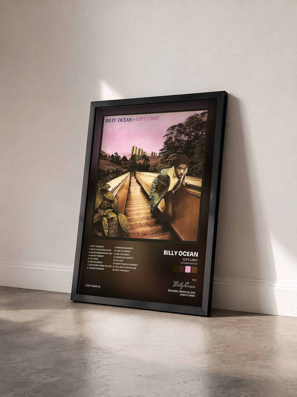 #noir City Limit (Expanded Edition) von Billy Ocean als gerahmter Kunstdruck von schräg gesehen, schwarzer Rahmen