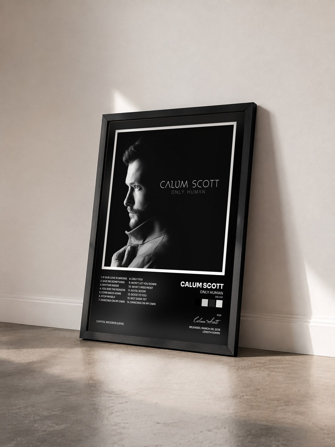 #noir Tableau de l'album Only Human (Deluxe) de Calum Scott vu de trois quarts, cadre noir