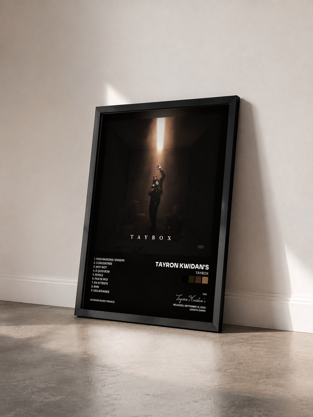#noir Taybox von Tayron Kwidan's als gerahmter Kunstdruck von schräg gesehen, schwarzer Rahmen