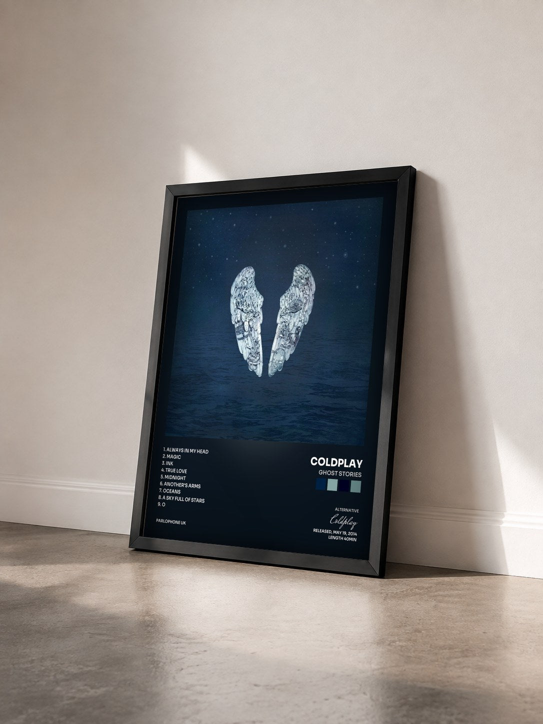 #noir Ghost Stories di Coldplay in stampa incorniciata vista di tre quarti, cornice nera