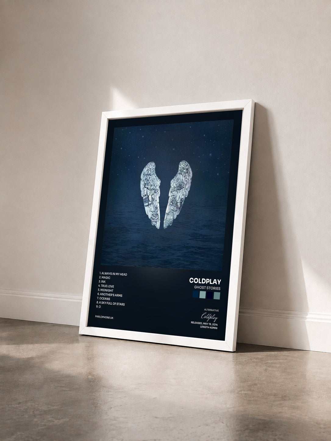#blanc Ghost Stories di Coldplay in stampa incorniciata vista di tre quarti, cornice bianca