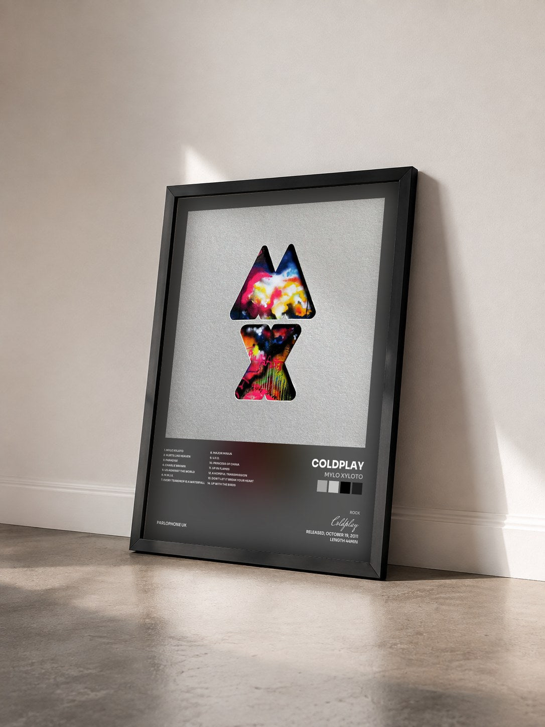 #noir Mylo Xyloto di Coldplay in stampa incorniciata vista di tre quarti, cornice nera