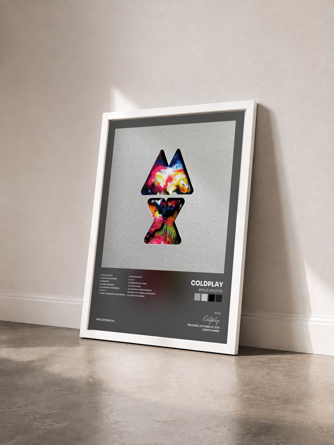#blanc Mylo Xyloto di Coldplay in stampa incorniciata vista di tre quarti, cornice bianca