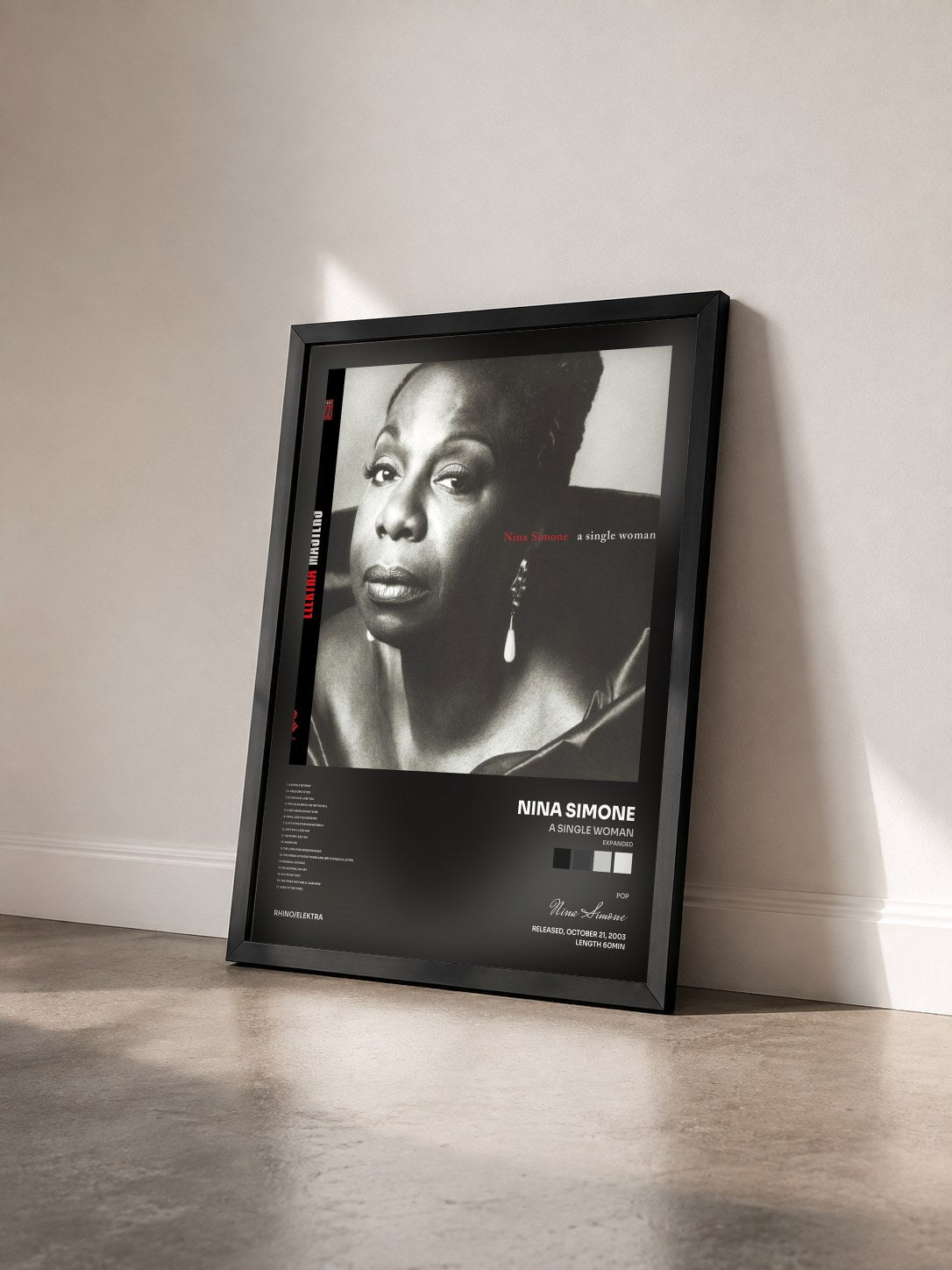 #noir Tableau de l'album A Single Woman (Expanded) de Nina Simone vu de trois quarts, cadre noir