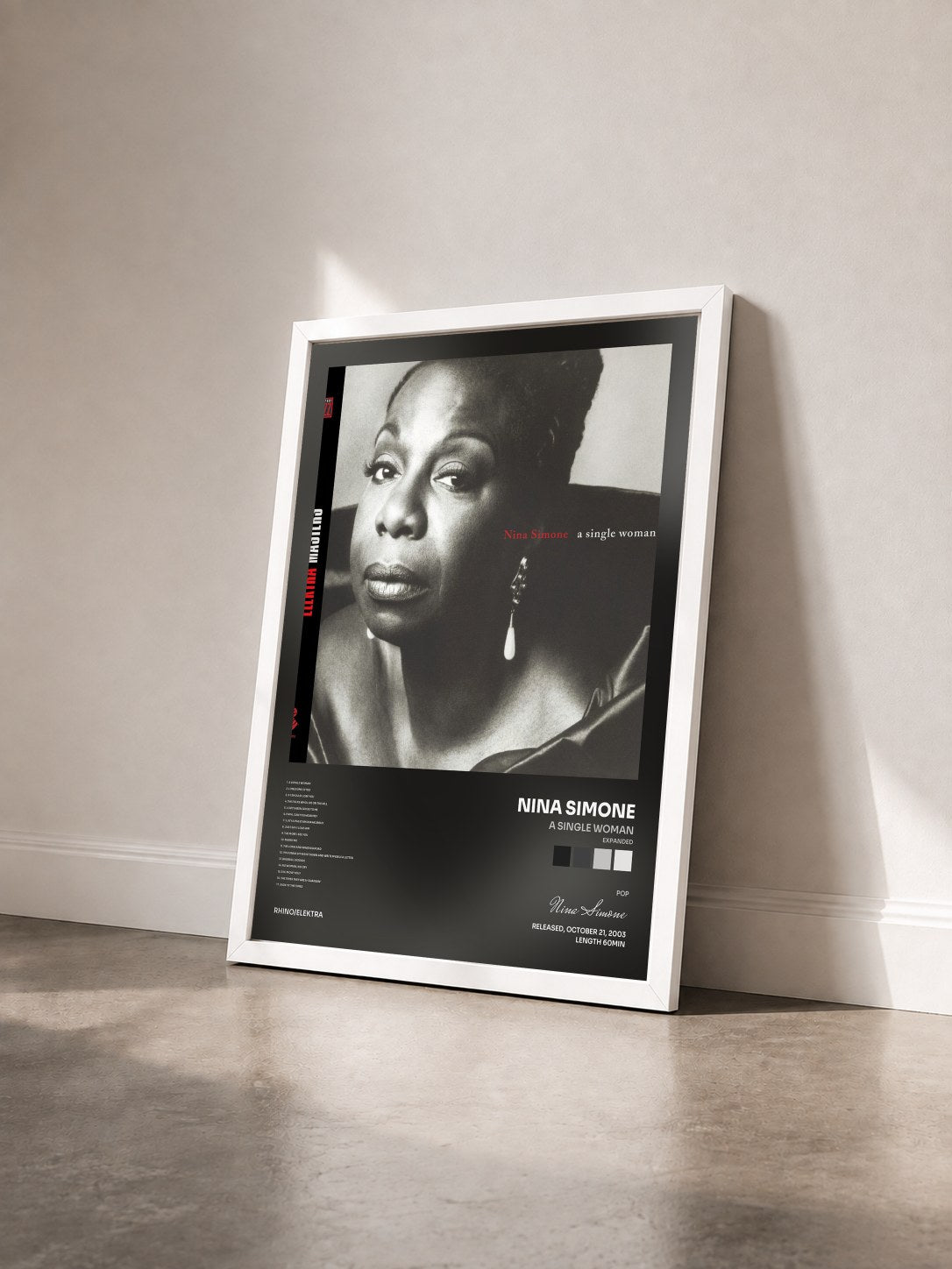 #blanc Tableau de l'album A Single Woman (Expanded) de Nina Simone vu de trois quarts, cadre blanc