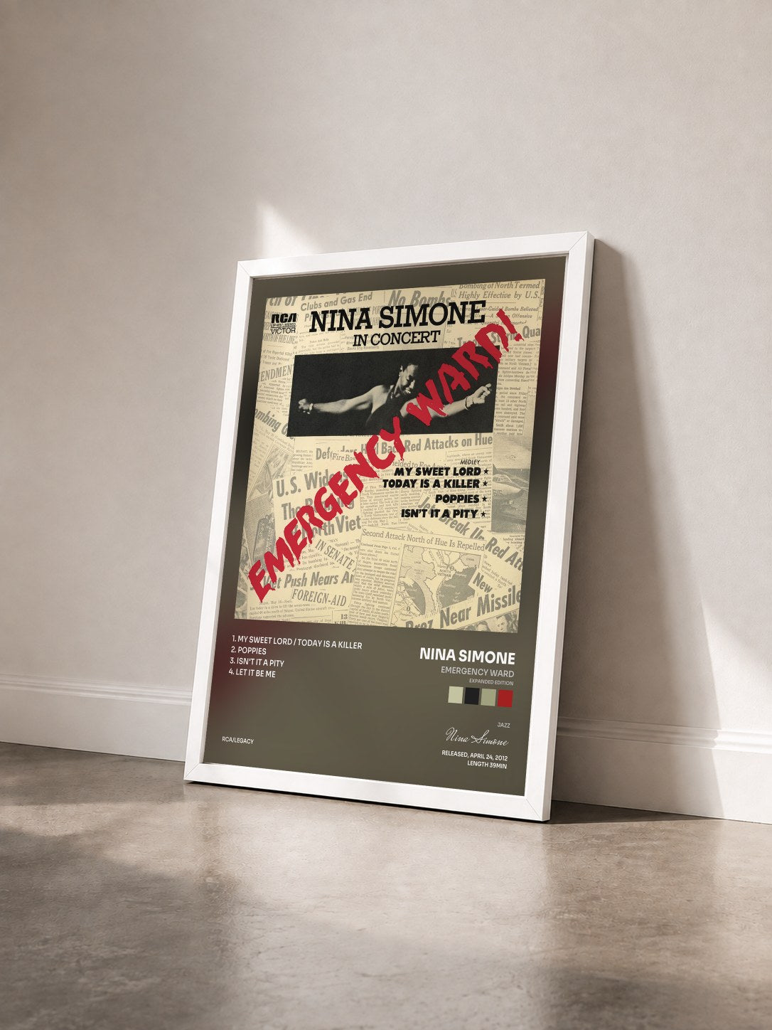 #blanc Tableau de l'album Emergency Ward (Expanded Edition) de Nina Simone vu de trois quarts, cadre blanc