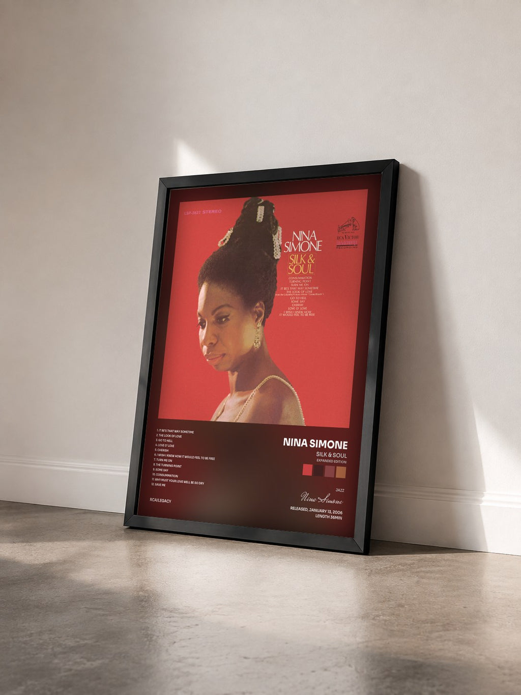 #noir Silk & Soul (Expanded Edition) von Nina Simone als gerahmter Kunstdruck von schräg gesehen, schwarzer Rahmen
