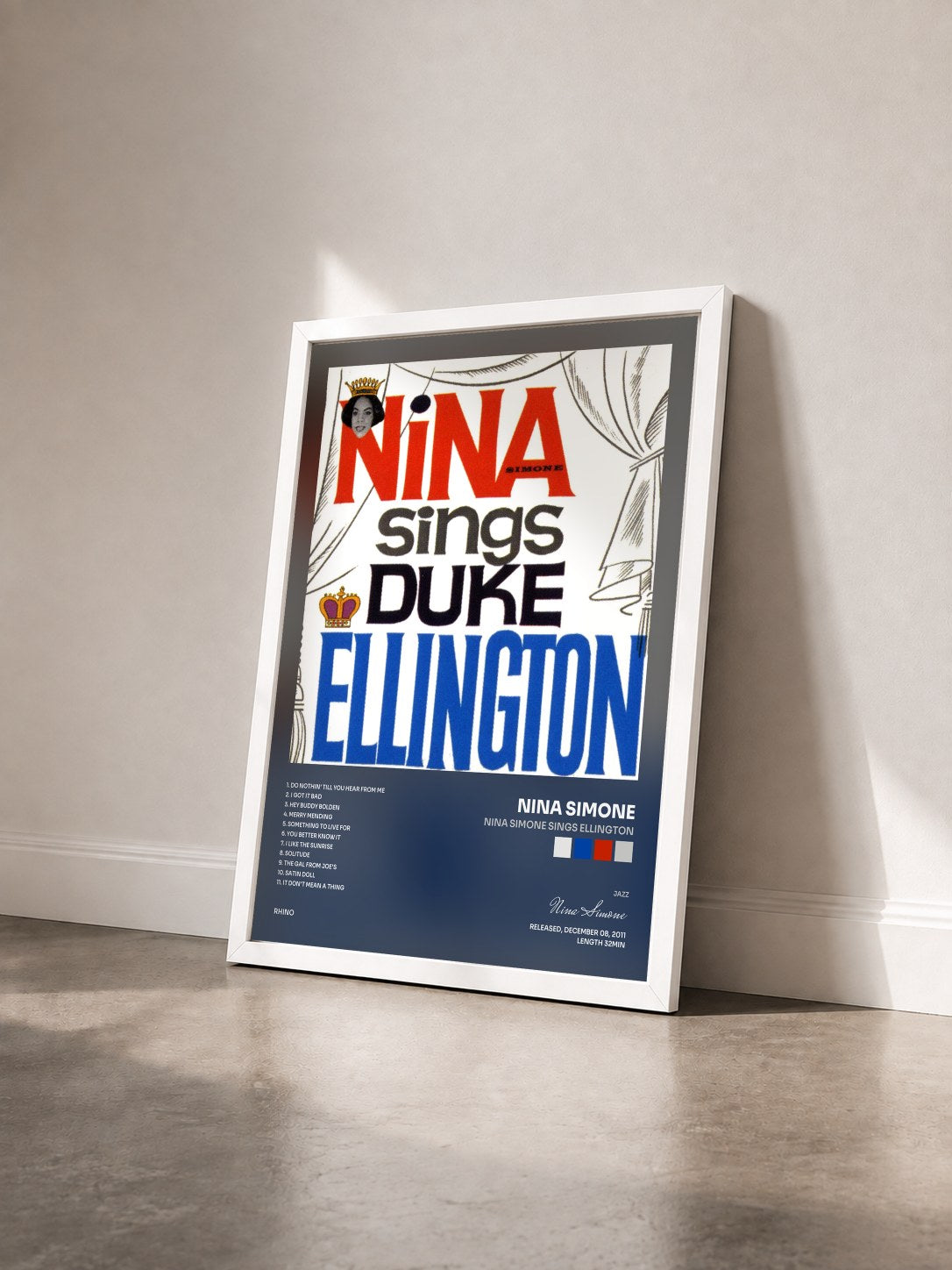 #blanc Tableau de l'album Nina Simone Sings Ellington de Nina Simone vu de trois quarts, cadre blanc