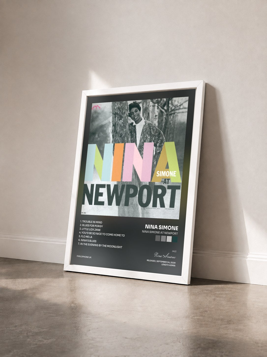 #blanc Tableau de l'album Nina Simone at Newport de Nina Simone vu de trois quarts, cadre blanc