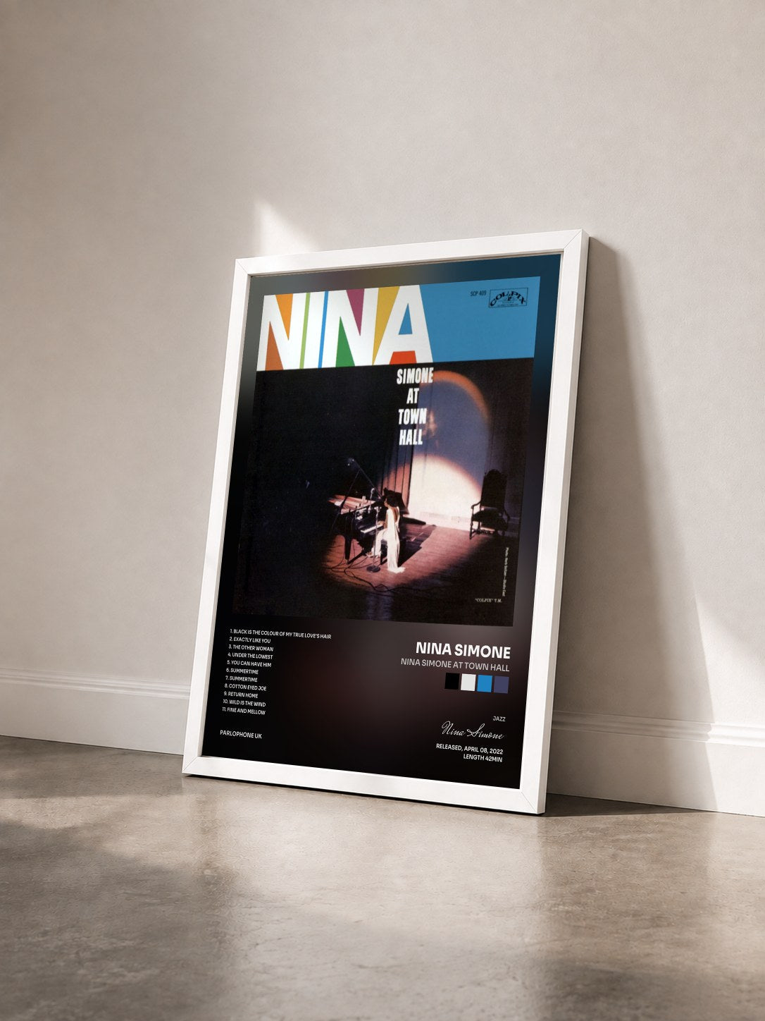 #blanc Tableau de l'album Nina Simone at Town Hall de Nina Simone vu de trois quarts, cadre blanc