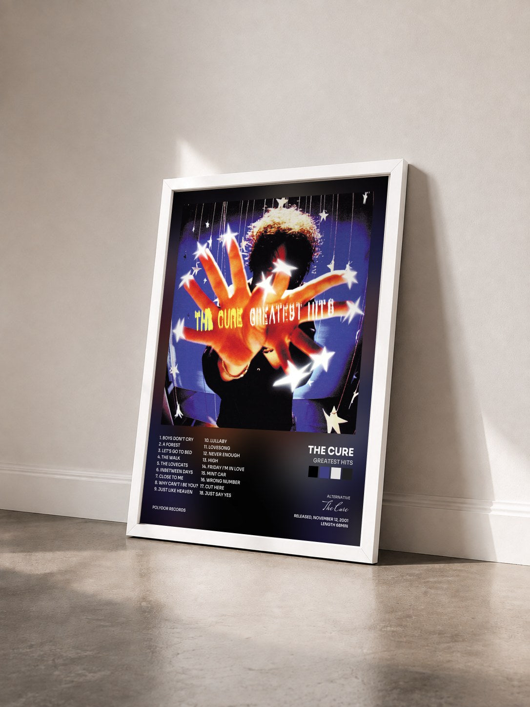 #blanc Tableau de l'album Greatest Hits de The Cure vu de trois quarts, cadre blanc