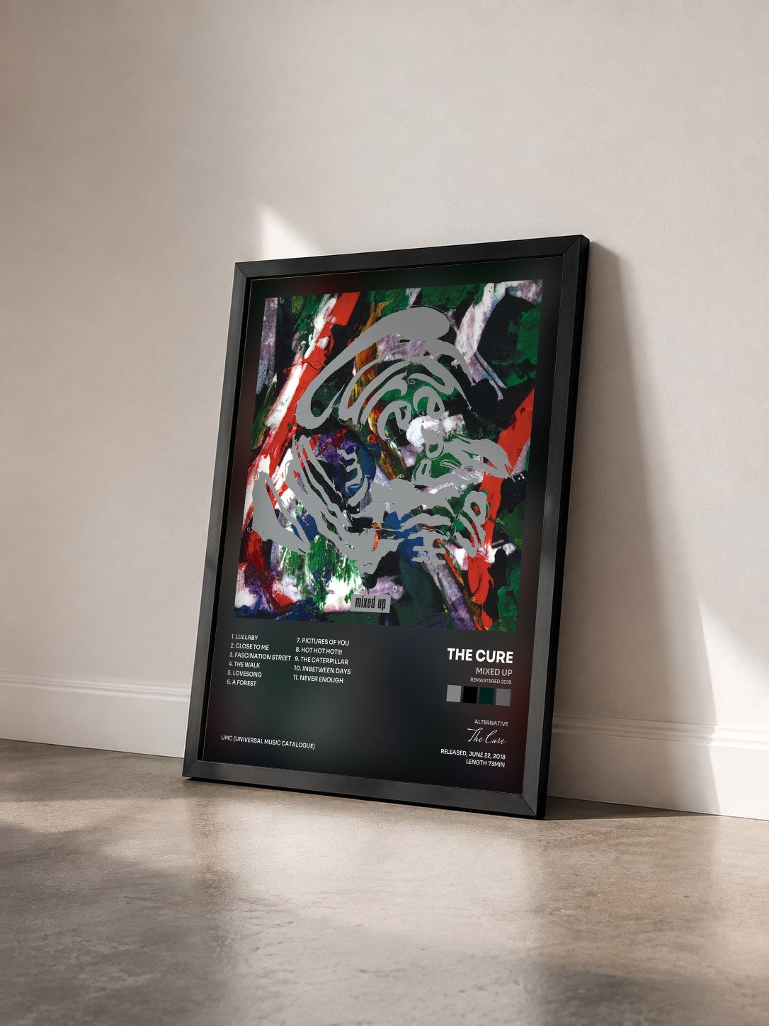 #noir Tableau de l'album Mixed Up (Remastered 2018) de The Cure vu de trois quarts, cadre noir