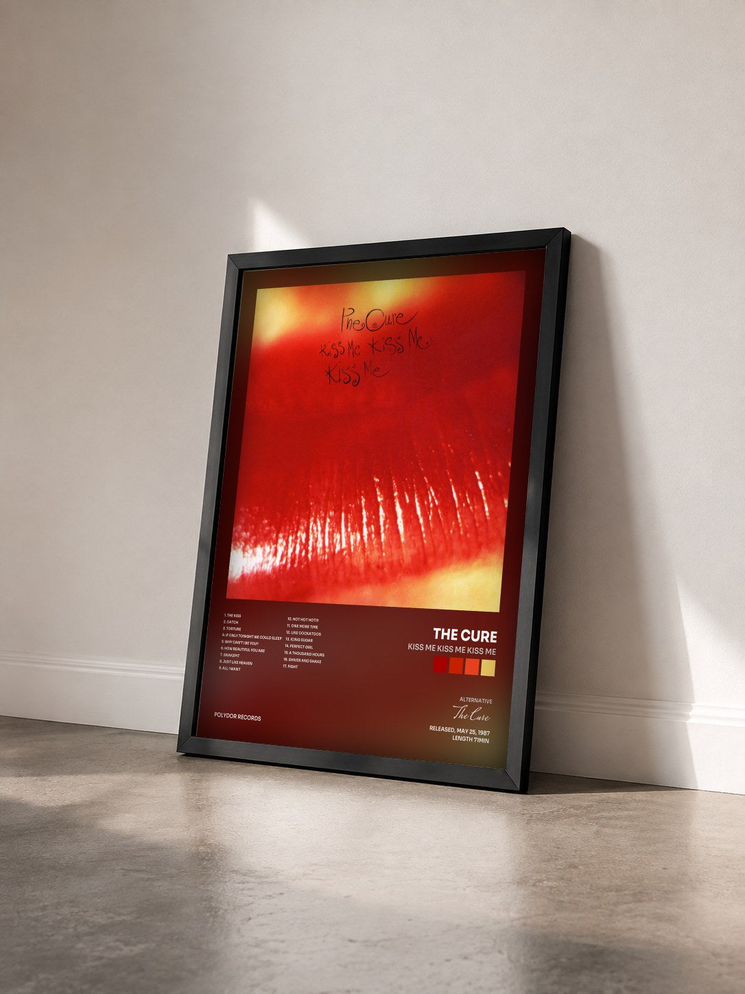 #noir Tableau de l'album Kiss Me Kiss Me Kiss Me de The Cure vu de trois quarts, cadre noir