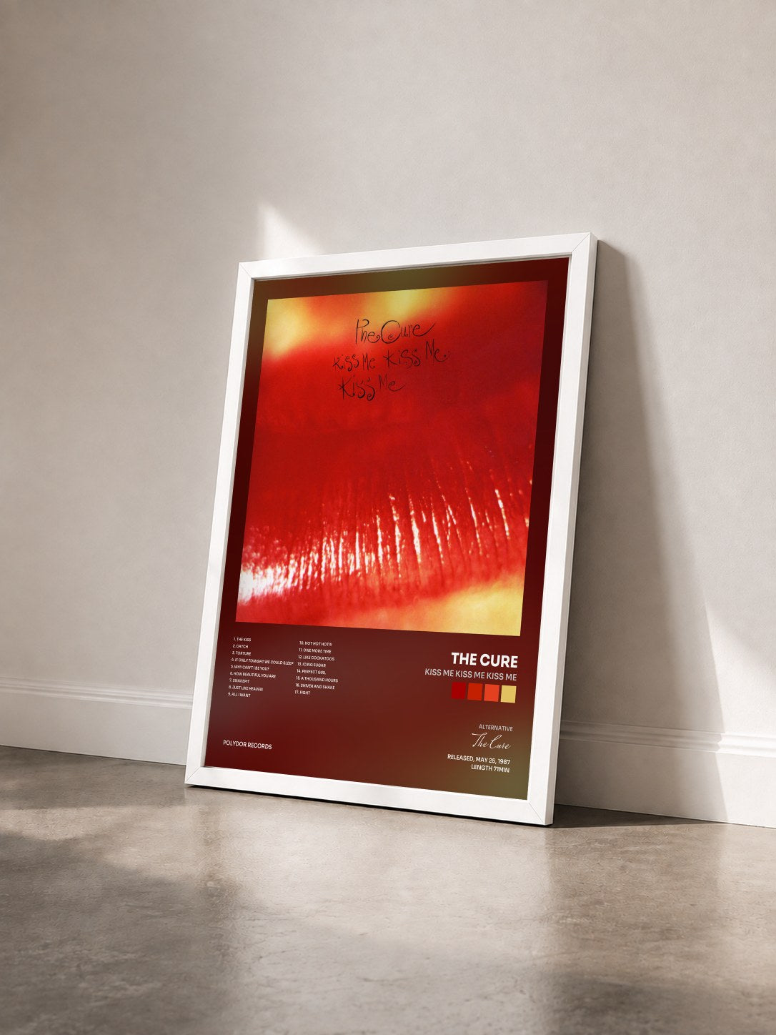 #blanc Tableau de l'album Kiss Me Kiss Me Kiss Me de The Cure vu de trois quarts, cadre blanc