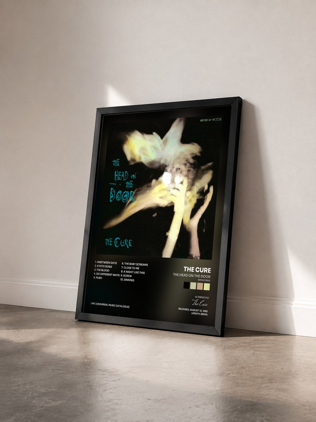 #noir Tableau de l'album The Head On The Door (Remastered) de The Cure vu de trois quarts, cadre noir