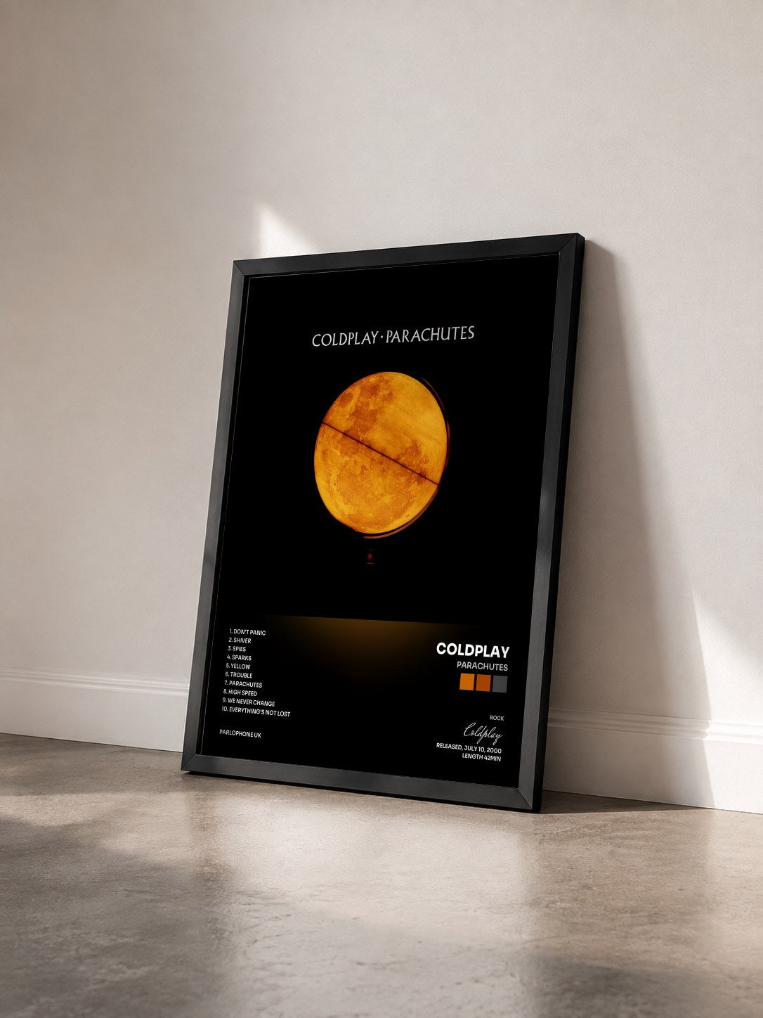 #noir Parachutes di Coldplay in stampa incorniciata vista di tre quarti, cornice nera