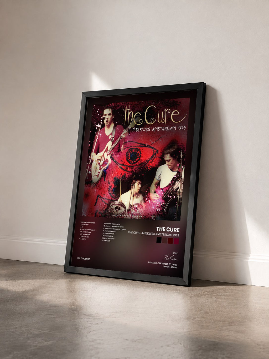#noir The Cure - Melkweg Amsterdam 1979 von The Cure als gerahmter Kunstdruck von schräg gesehen, schwarzer Rahmen
