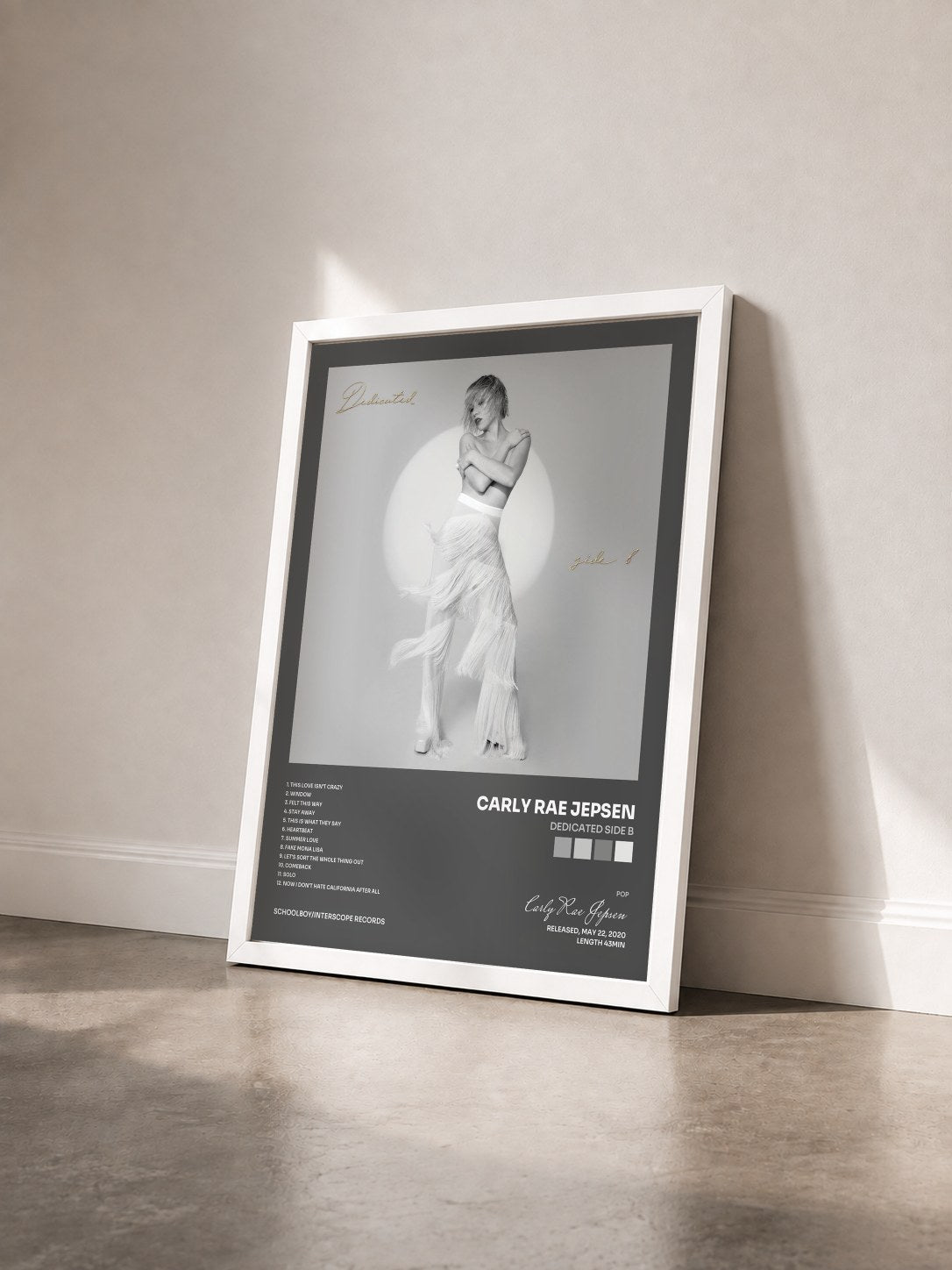 #blanc Dedicated Side B di Carly Rae Jepsen in stampa incorniciata vista di tre quarti, cornice bianca