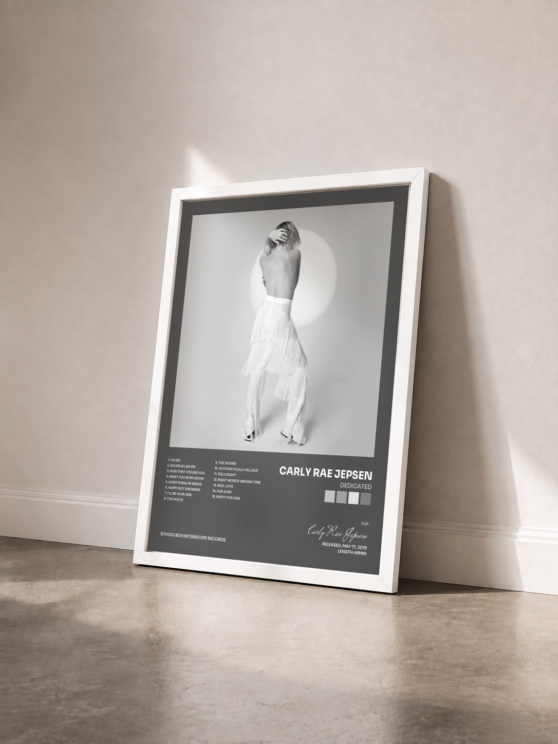 #blanc Dedicated di Carly Rae Jepsen in stampa incorniciata vista di tre quarti, cornice bianca