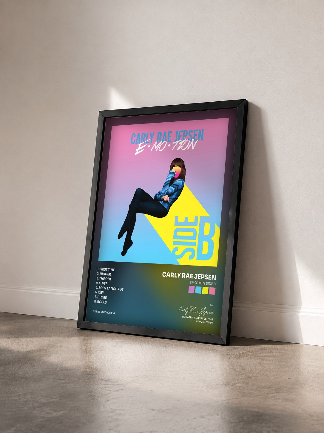 #noir EMOTION SIDE B di Carly Rae Jepsen in stampa incorniciata vista di tre quarti, cornice nera
