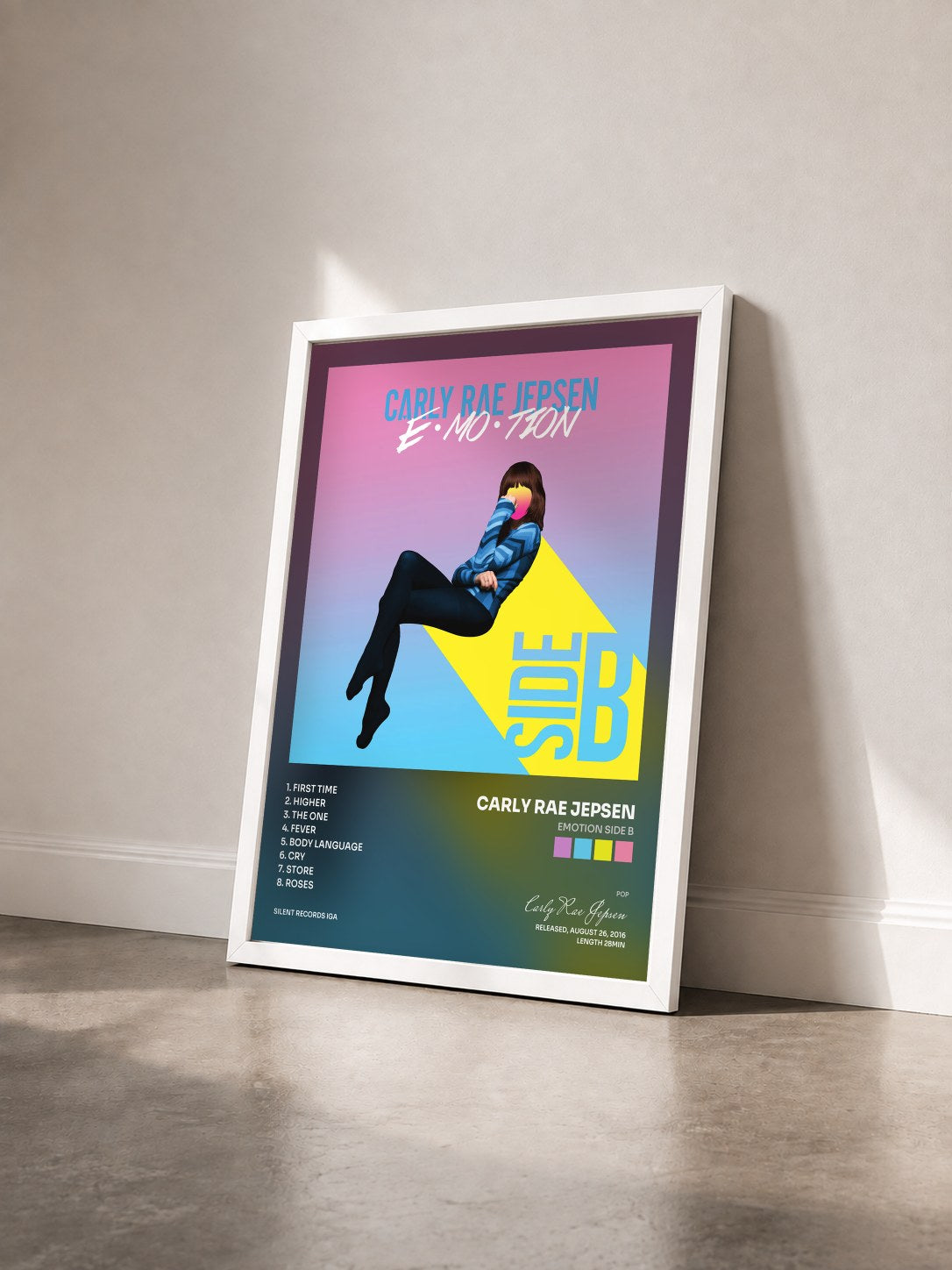#blanc EMOTION SIDE B di Carly Rae Jepsen in stampa incorniciata vista di tre quarti, cornice bianca