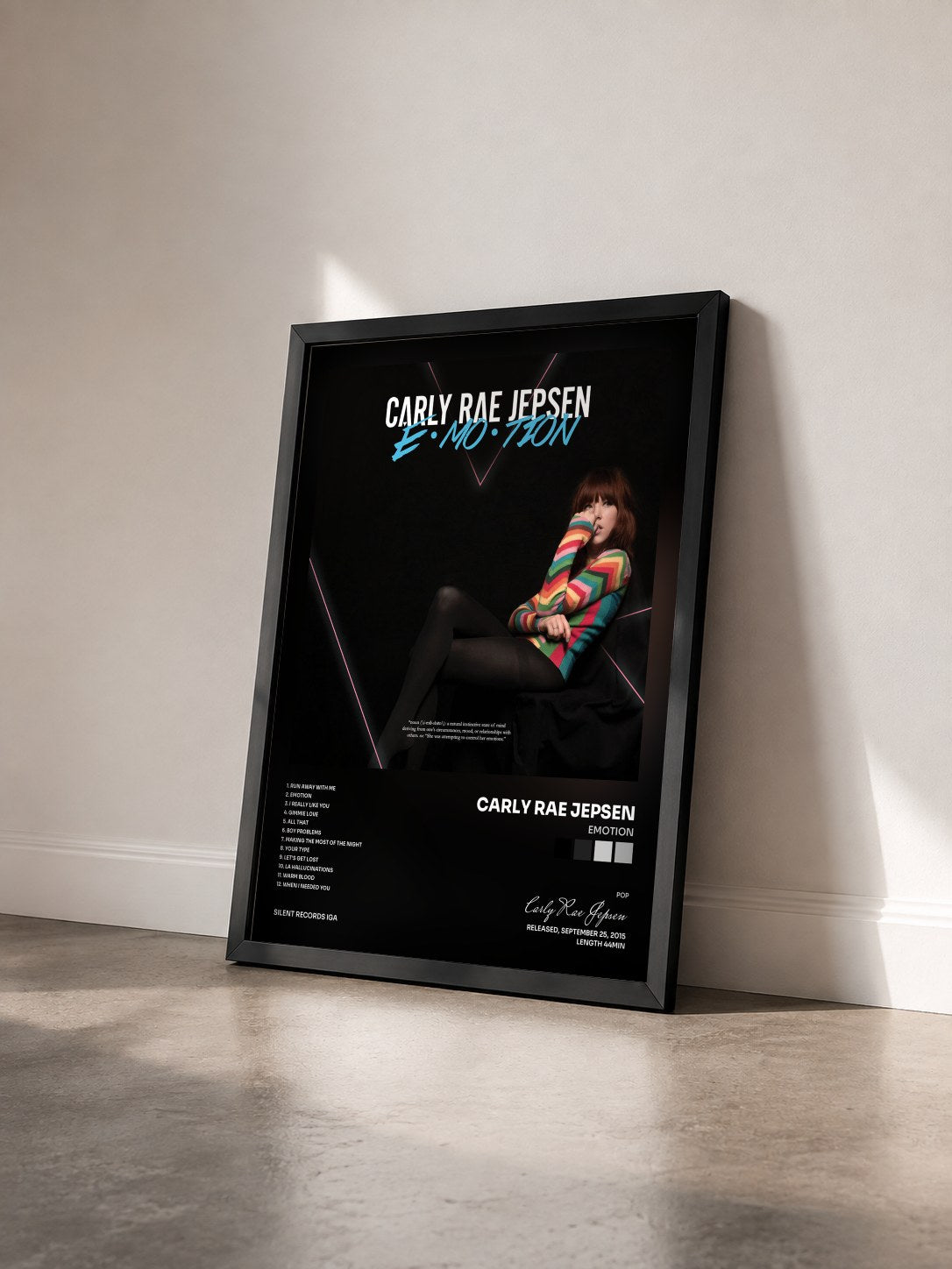 #noir Emotion di Carly Rae Jepsen in stampa incorniciata vista di tre quarti, cornice nera