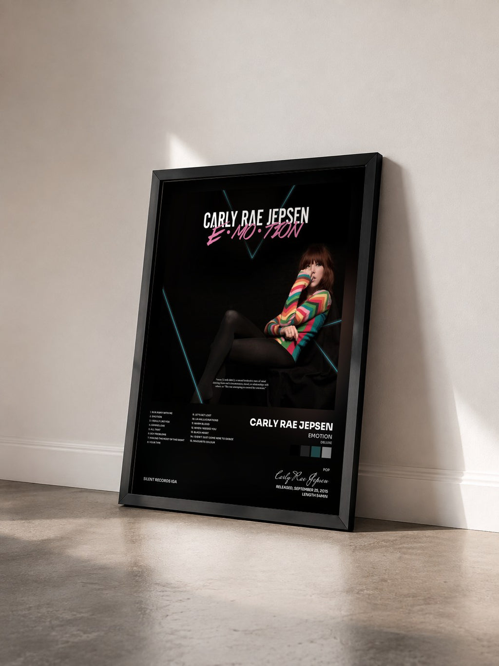 #noir Emotion (Deluxe) von Carly Rae Jepsen als gerahmter Kunstdruck von schräg gesehen, schwarzer Rahmen