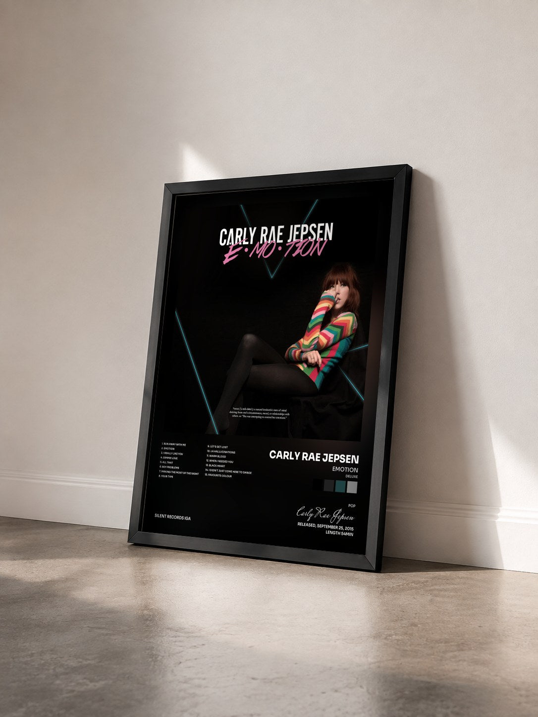#noir Emotion (Deluxe) di Carly Rae Jepsen in stampa incorniciata vista di tre quarti, cornice nera