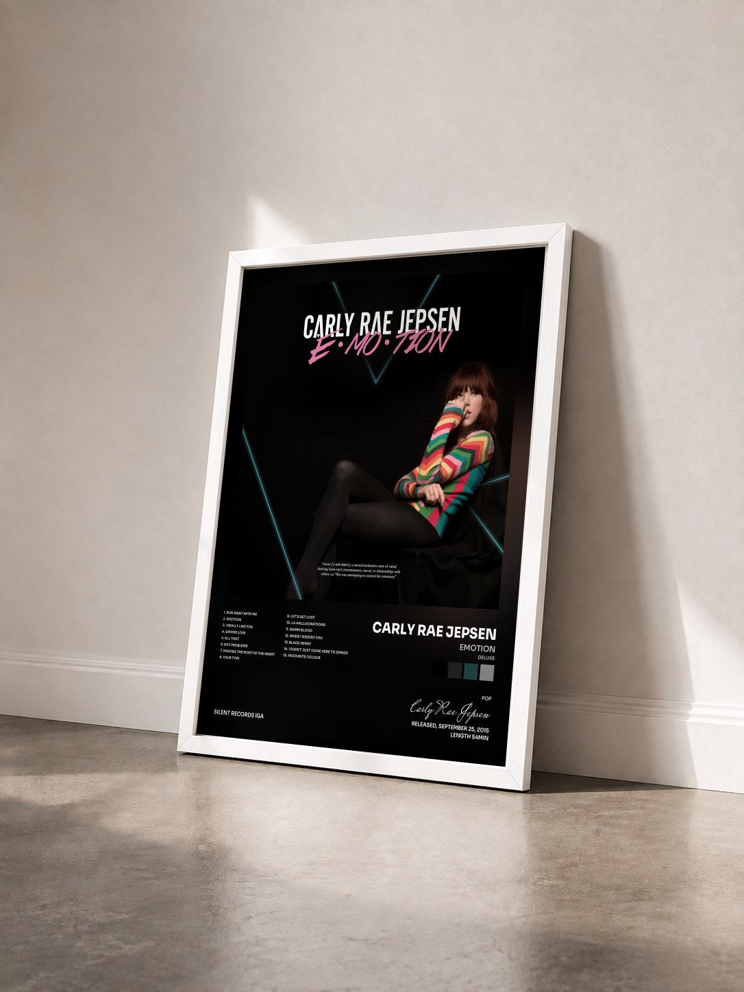 #blanc Emotion (Deluxe) di Carly Rae Jepsen in stampa incorniciata vista di tre quarti, cornice bianca