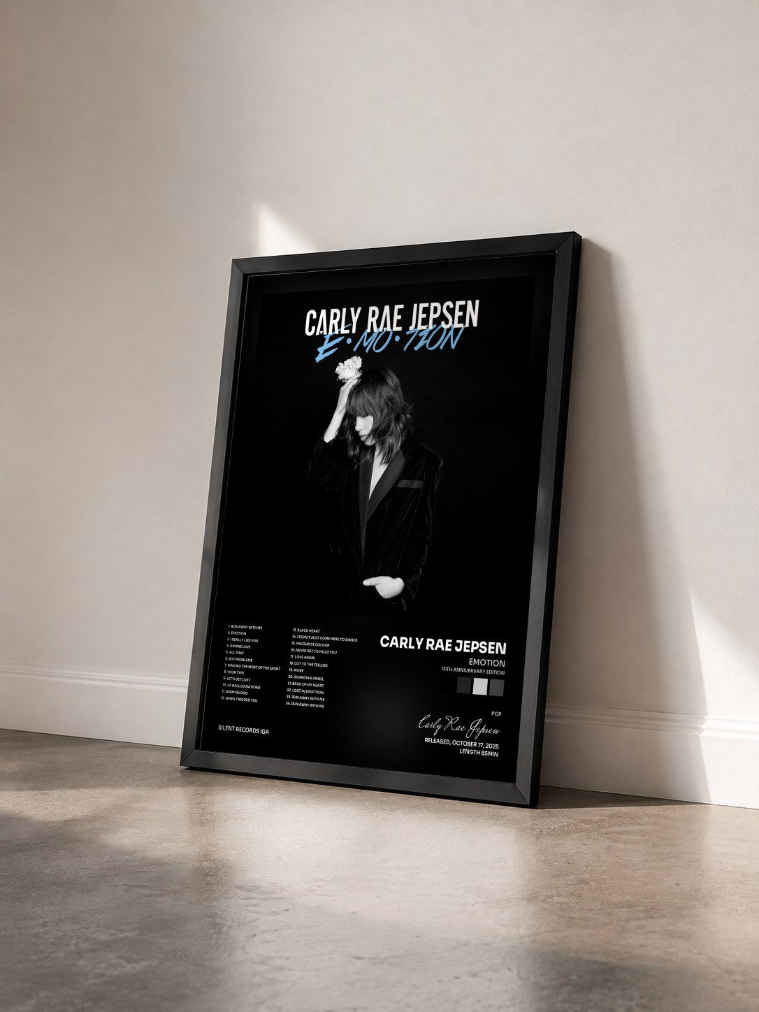 #noir Emotion (10th Anniversary Edition) di Carly Rae Jepsen in stampa incorniciata vista di tre quarti, cornice nera