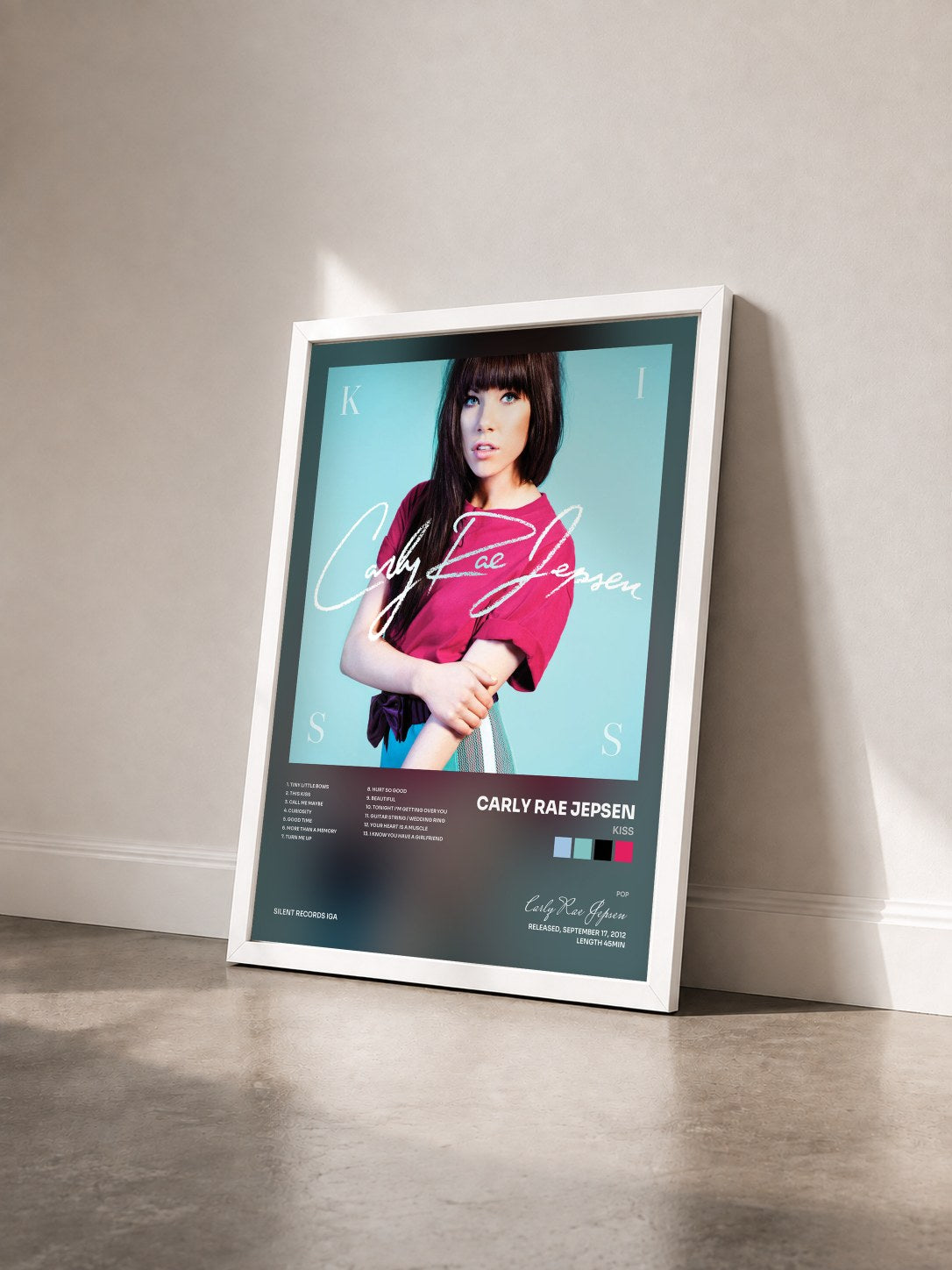 #blanc Kiss de Carly Rae Jepsen en lámina enmarcada vista de tres cuartos, marco blanco
