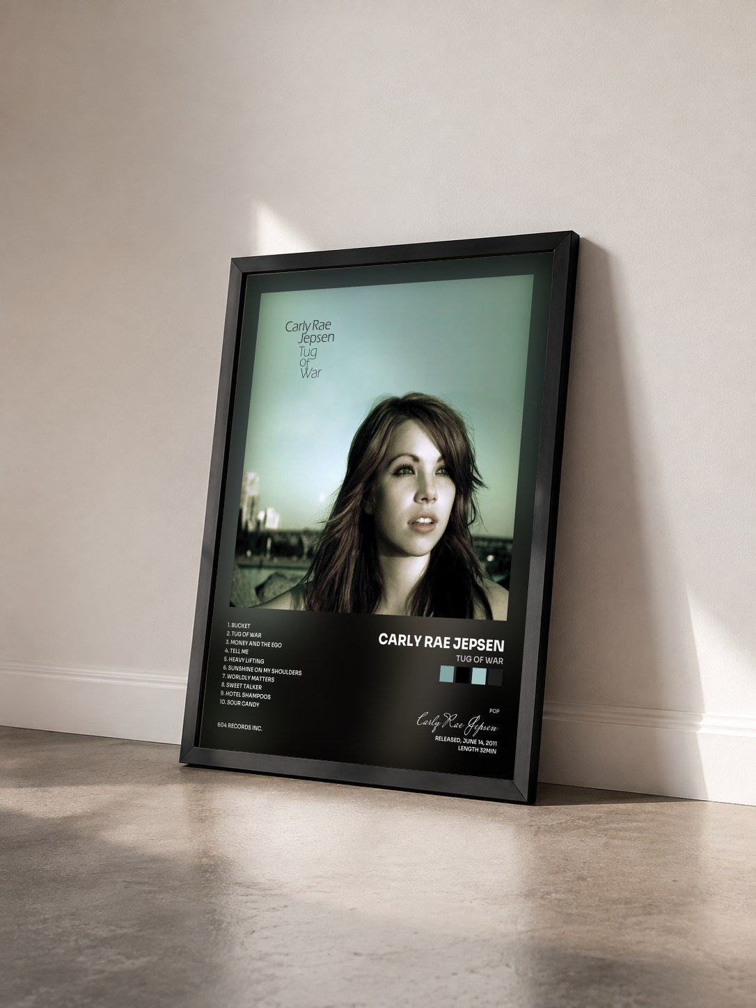#noir Tug Of War di Carly Rae Jepsen in stampa incorniciata vista di tre quarti, cornice nera