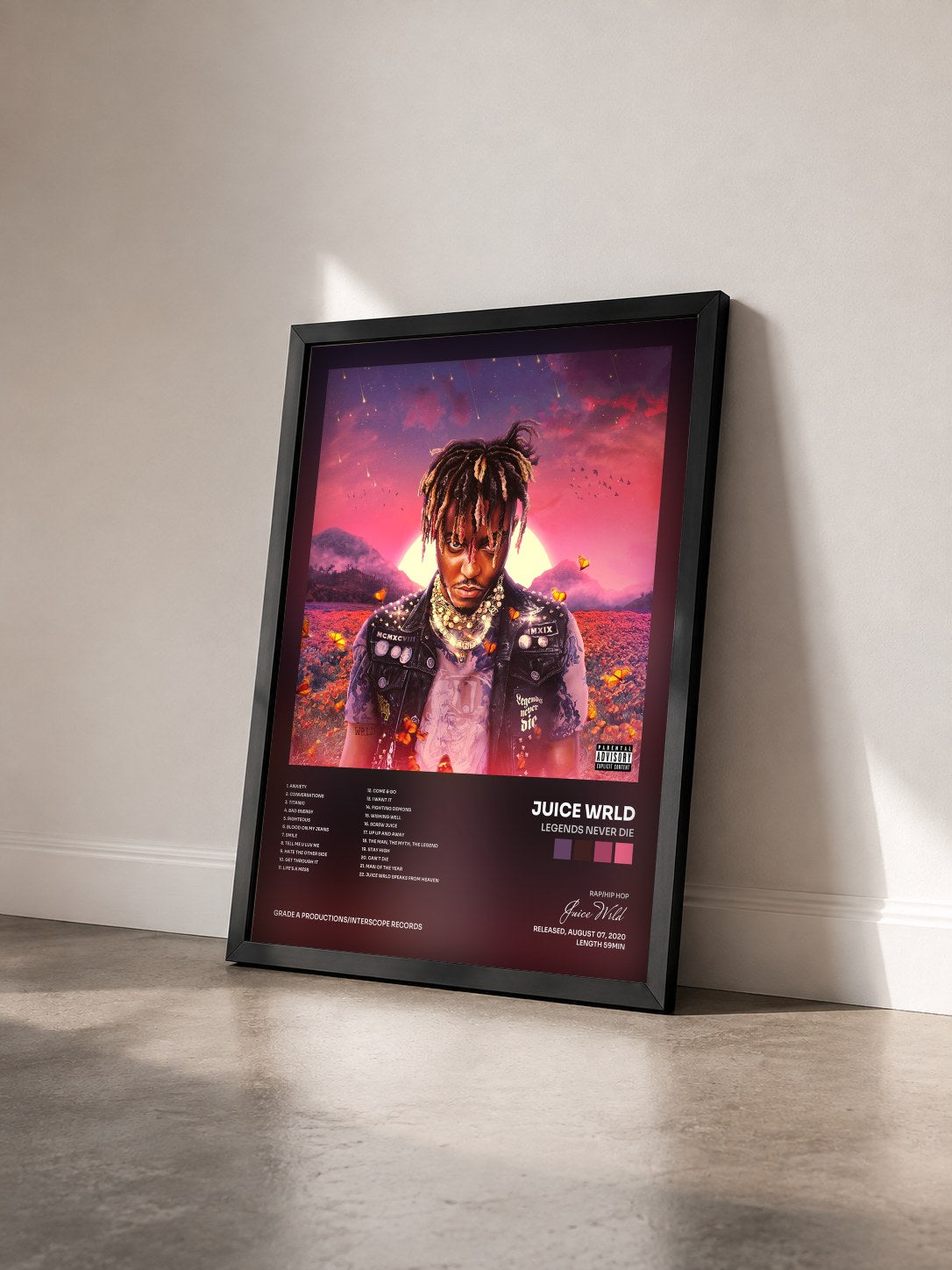 #noir Tableau de l'album Legends Never Die de Juice Wrld vu de trois quarts, cadre noir