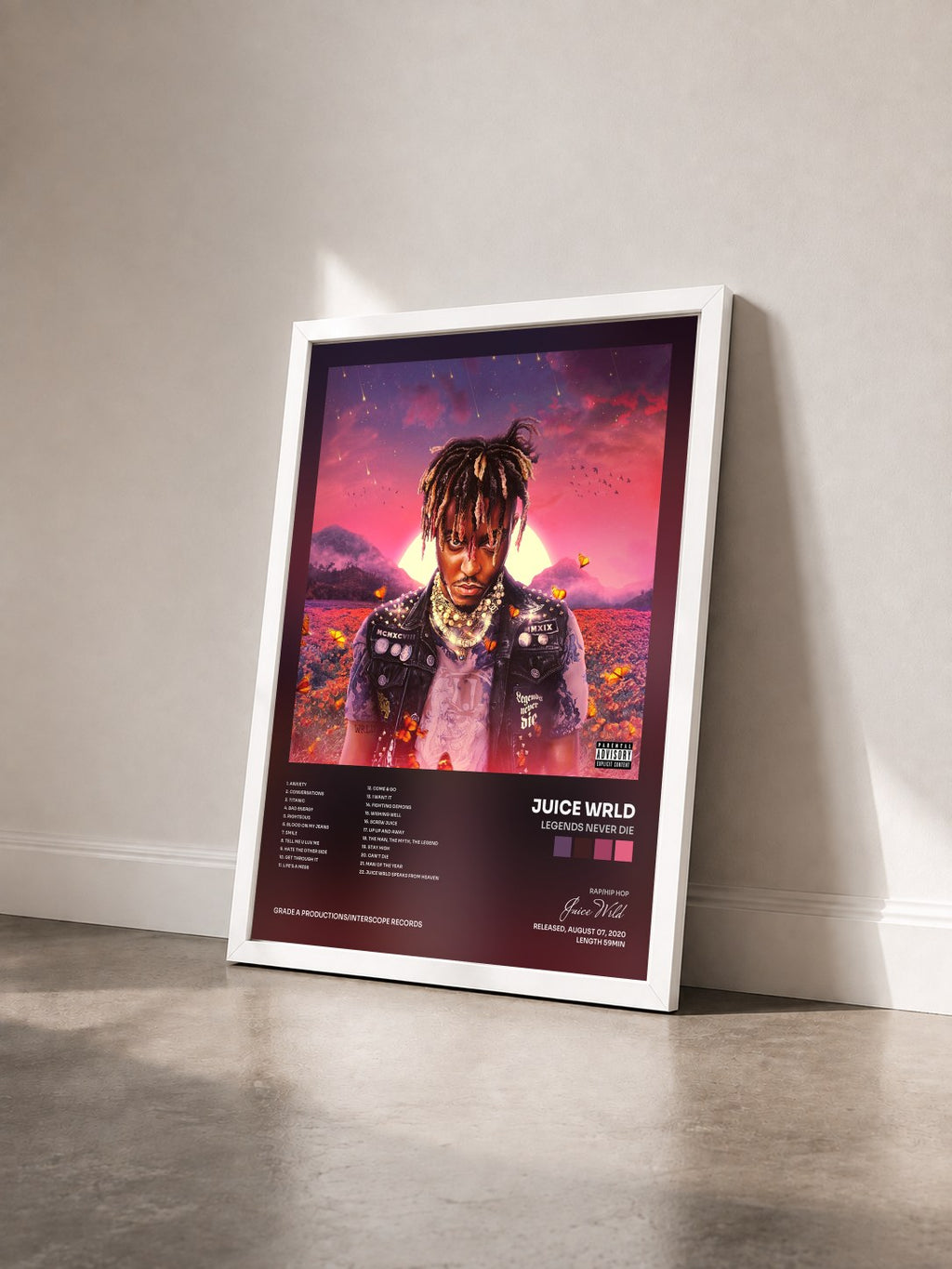 #blanc Legends Never Die de Juice Wrld en lámina enmarcada vista de tres cuartos, marco blanco