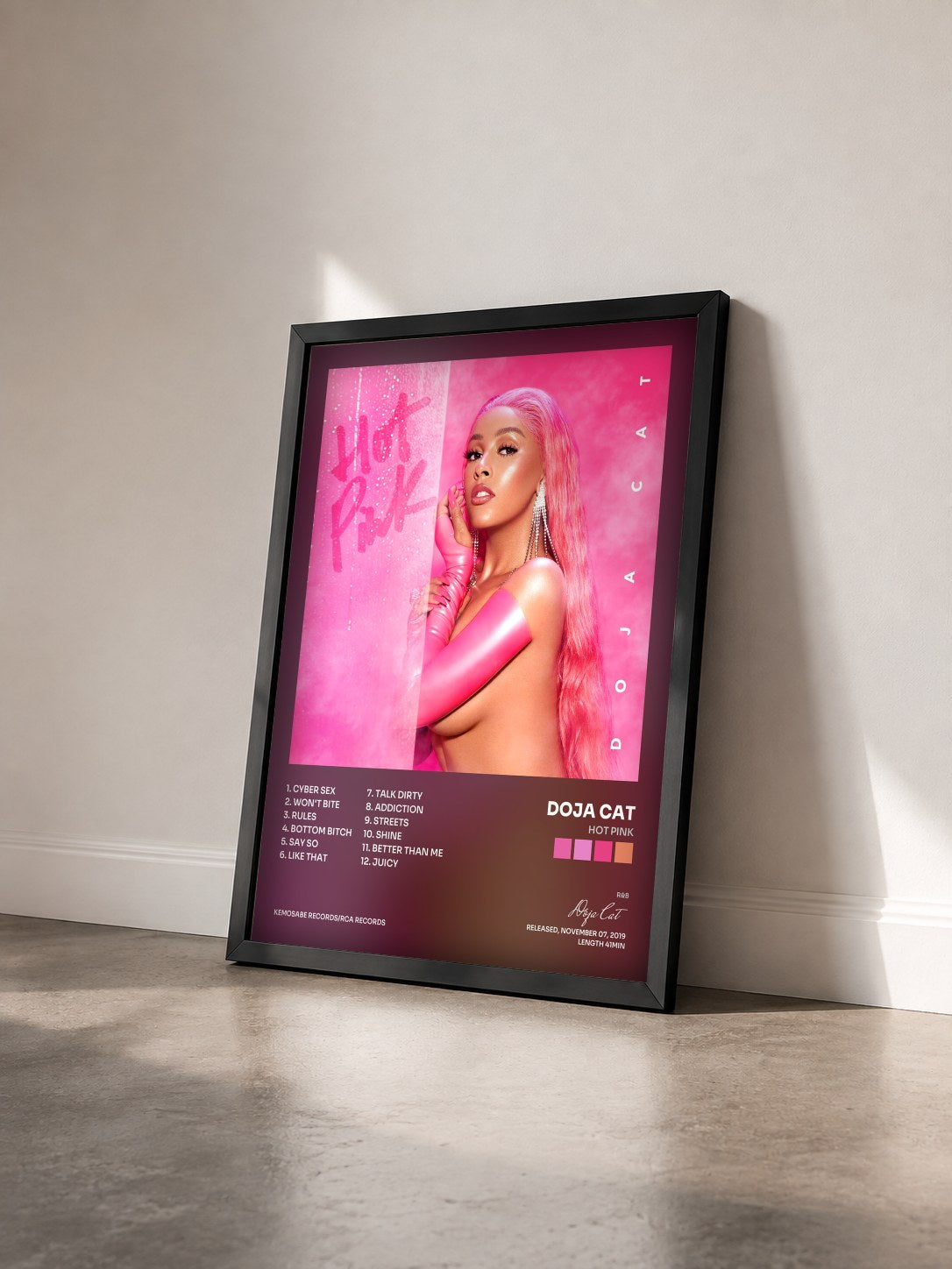 #noir Tableau de l'album Hot Pink de Doja Cat vu de trois quarts, cadre noir