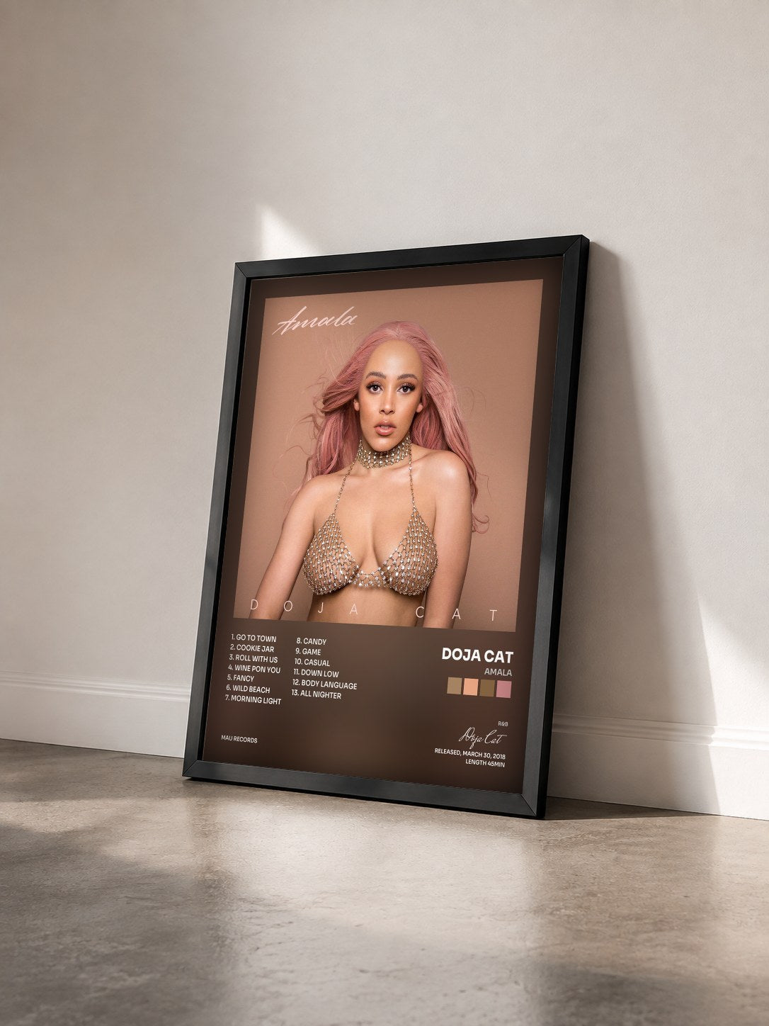 #noir Tableau de l'album Amala de Doja Cat vu de trois quarts, cadre noir