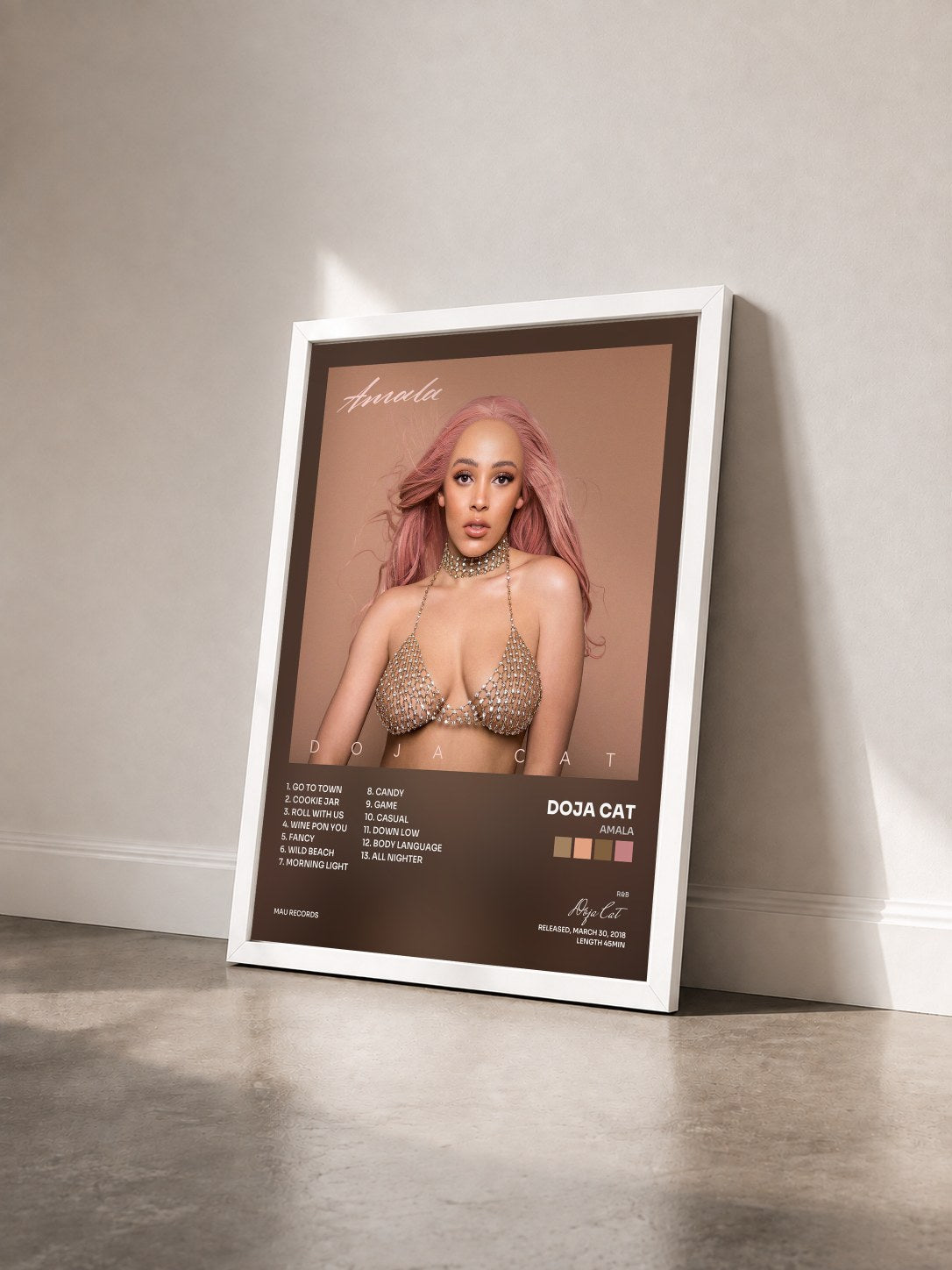 #blanc Tableau de l'album Amala de Doja Cat vu de trois quarts, cadre blanc