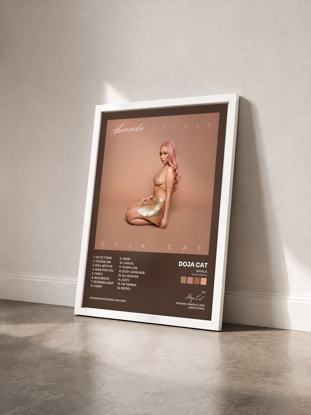 #blanc Tableau de l'album Amala (Deluxe Version) de Doja Cat vu de trois quarts, cadre blanc