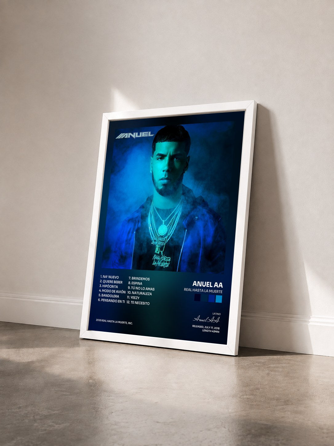 #blanc Tableau de l'album Real Hasta la Muerte de Anuel AA vu de trois quarts, cadre blanc