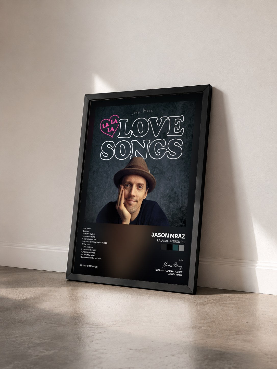 #noir Lalalalovesongs von Jason Mraz als gerahmter Kunstdruck von schräg gesehen, schwarzer Rahmen