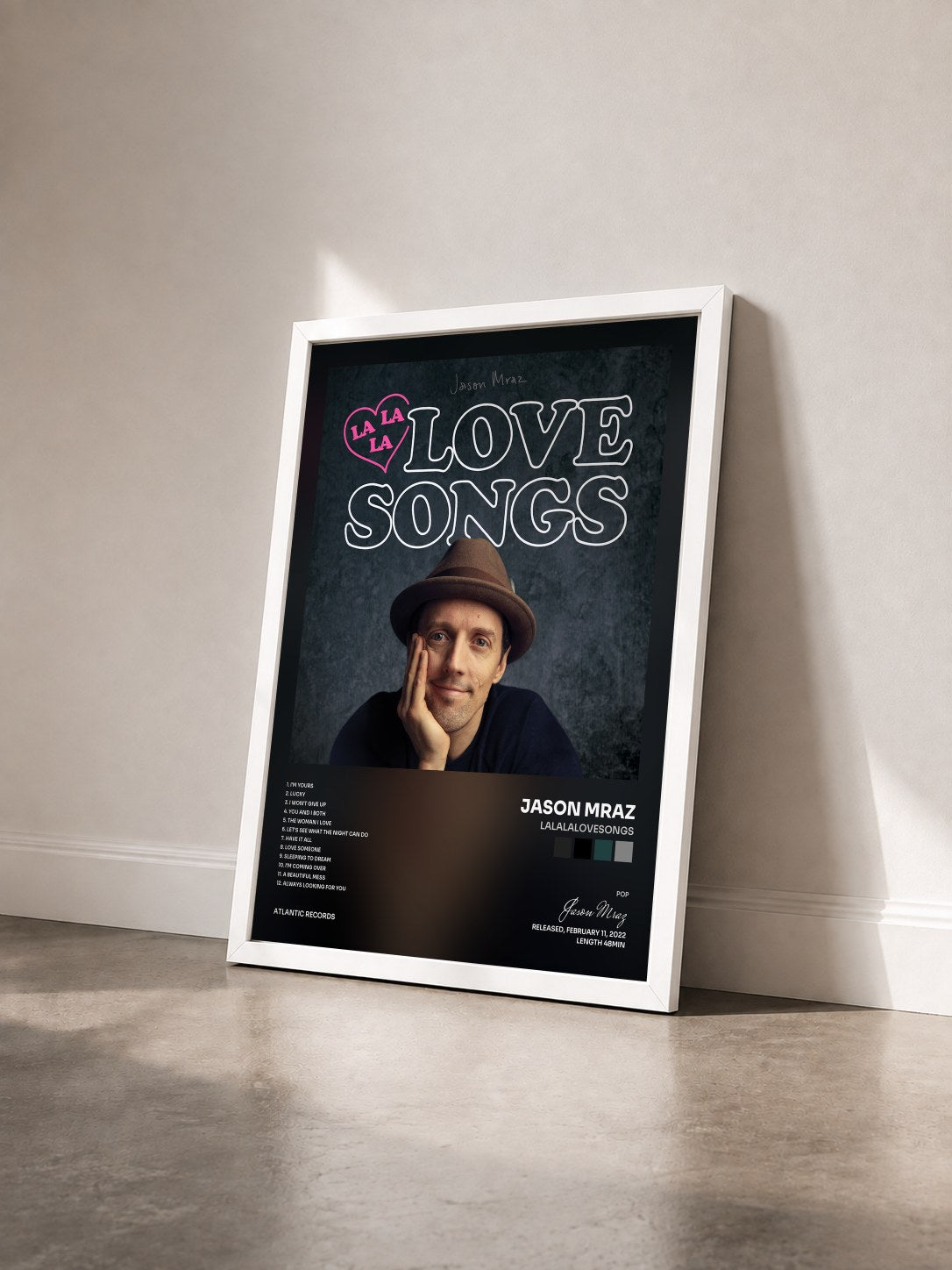 #blanc Lalalalovesongs von Jason Mraz als gerahmter Kunstdruck von schräg gesehen, weißer Rahmen