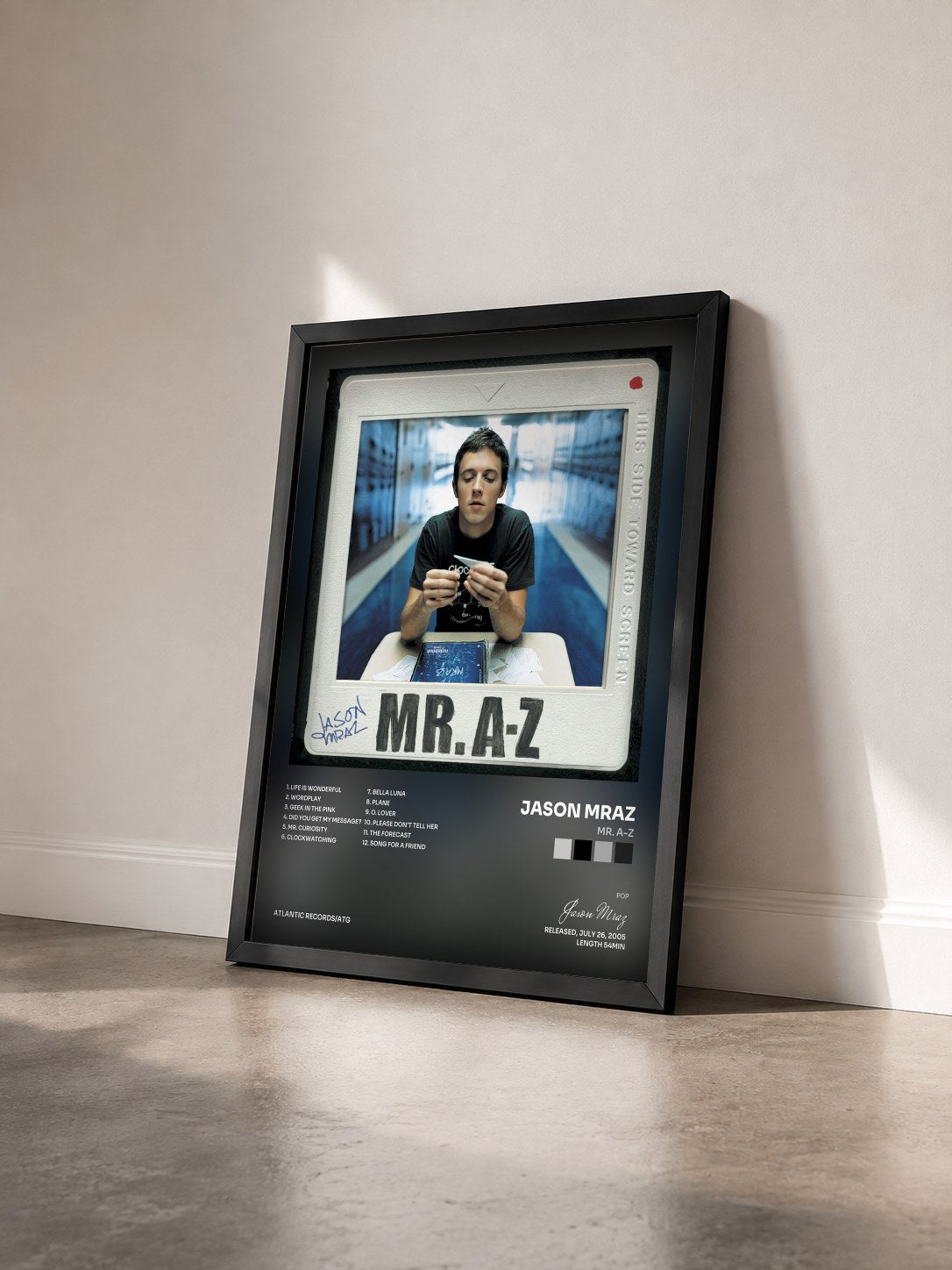 #noir Mr. A-Z von Jason Mraz als gerahmter Kunstdruck von schräg gesehen, schwarzer Rahmen