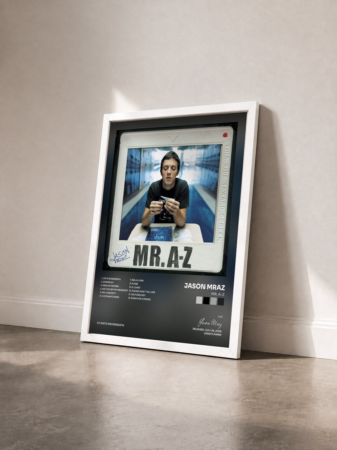 #blanc Mr. A-Z von Jason Mraz als gerahmter Kunstdruck von schräg gesehen, weißer Rahmen